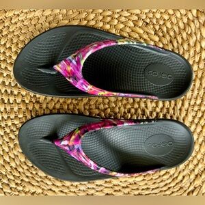 Oofos women’s sz 9 sandals